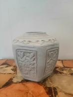 Vaas met Chinese tekens - Mobach, Huis en Inrichting, Gebruikt, Wit, Aardewerk of Porselein, Ophalen of Verzenden