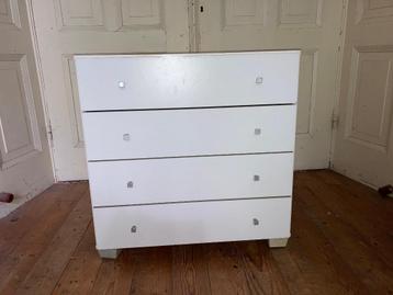 leuke witte ladenkast