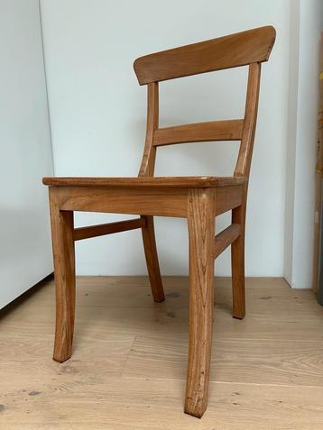 Houten eetkamerstoelen beschikbaar voor biedingen