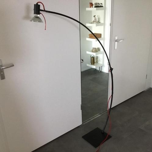 Design Vloerlamp Booglamp Zwart/Rood Bijenkorf, Huis en Inrichting, Lampen | Vloerlampen, Zo goed als nieuw, 100 tot 150 cm, Metaal