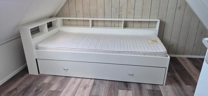 Leuk (Logeer)bed met la voor extra matras, Huis en Inrichting, Slaapkamer | Bedden, Gebruikt, Eenpersoons, 90 cm, 200 cm, Hout