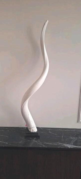 Prachtige greige beige kudu hoorn op voet Nieuw Hotel chique, Huis en Inrichting, Woonaccessoires | Overige, Nieuw, Ophalen of Verzenden