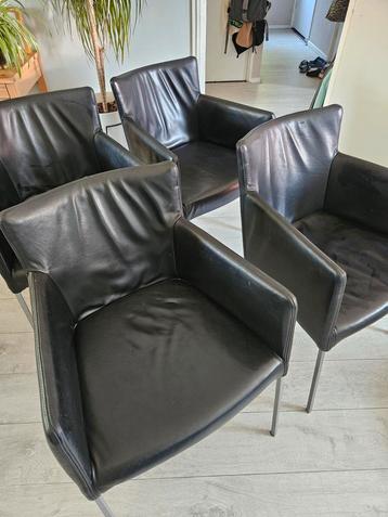 Zwarte leren fauteuils (samen weg voor €30) beschikbaar voor biedingen