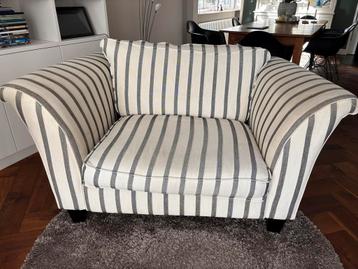 Comfortabele gestreepte loveseat fauteuil beschikbaar voor biedingen