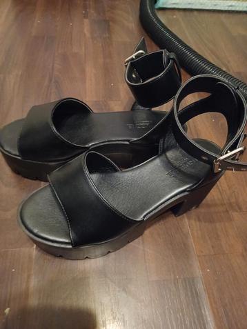 ASOS Flatform Sandalen beschikbaar voor biedingen