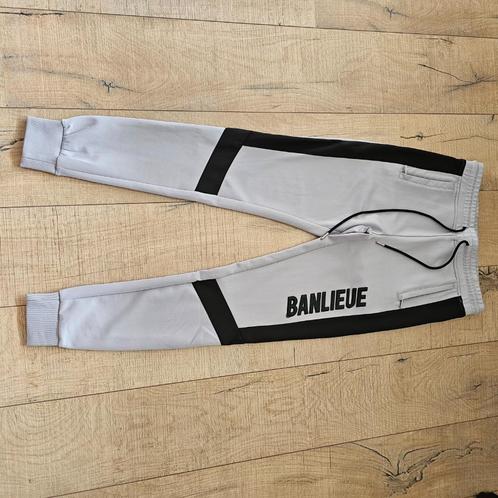 Grijze Banlieue trainingsbroek met zwarte letters, mt S, Kleding | Heren, Sportkleding, Zo goed als nieuw, Algemeen, Maat 46 (S) of kleiner