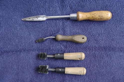 Drie staalborstels rond en een driekant ontbramer/lepel, Antiek en Kunst, Antiek | Gereedschap en Instrumenten, Ophalen of Verzenden