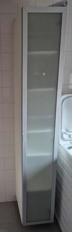 Hoge hangende badkamerkast met glazen deur, Ophalen