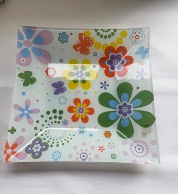 Decoratieve Vierkante Glazen Schaal met Bloemmotief beschikbaar voor biedingen