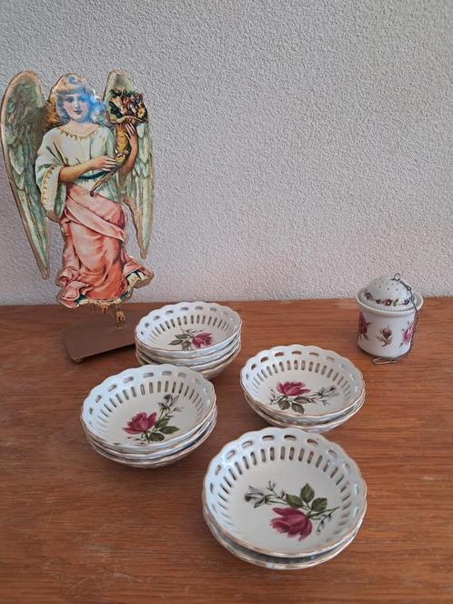Verschillende porseleinen schaaltjes en theezakje houder., Antiek en Kunst, Antiek | Servies los, Ophalen of Verzenden
