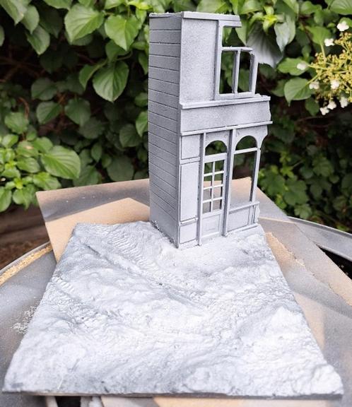 Dioramabase - hoek kapotgeschoten huis / gebouw - resin 1/35, Hobby en Vrije tijd, Modelbouw | Figuren en Diorama's, Zo goed als nieuw