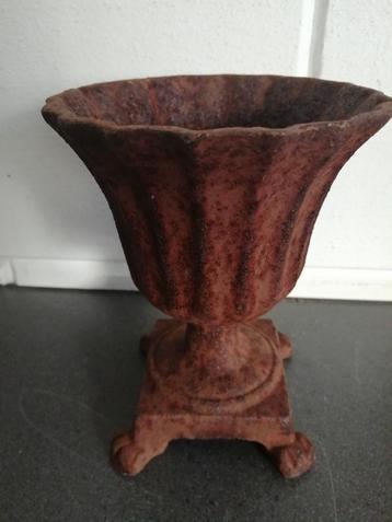 PRACHTIGE OUDE GIETIJZEREN VAAS 1700 GRAM ZWAAR 17X13 CM
 beschikbaar voor biedingen