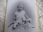 Antieke CDV uit 1904 - Meisje met Speelgoed Konijn / Goes, Verzamelen, Foto's en Prenten, Gebruikt, Foto, Voor 1940, Kind