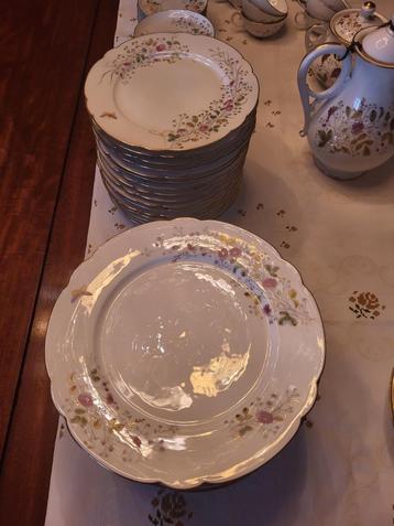 Antiek servies  beschikbaar voor biedingen