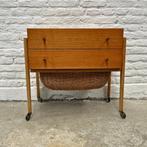 Vintage naaikastje op pootjes en wieltjes - 2 lades + mand, Huis en Inrichting, Kasten | Ladekasten, Ophalen, Gebruikt, 1 of 2 laden
