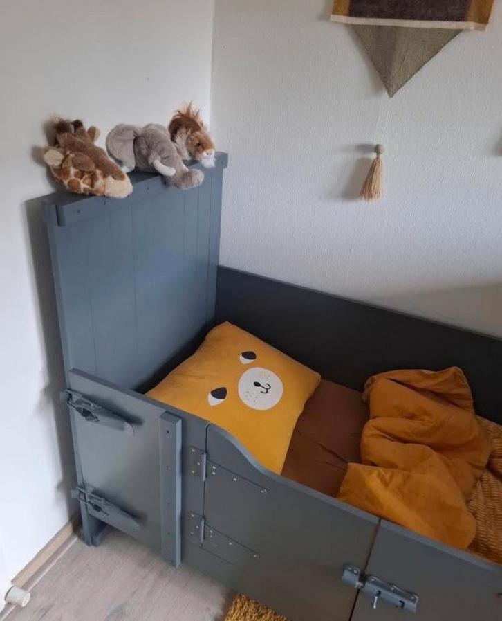 Peuterbed Happy Baby Kiske Grijs met Klapdeurtjes, Kinderen en Baby's, Babywiegjes en Ledikanten, Gebruikt, Ledikant, Ophalen