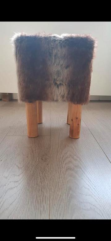Harig krukje / poef met houten poten beschikbaar voor biedingen