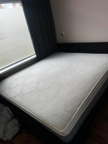 Tweepersoonsbed 180x200 met matras, topper en opberglades beschikbaar voor biedingen