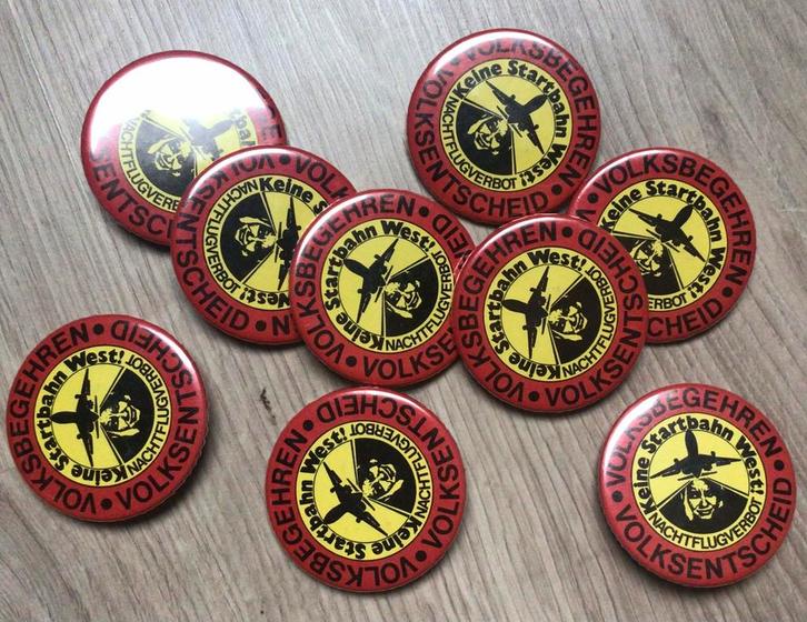 Button tegen aanleg start- en landingsbaan, Verzamelen, Speldjes, Pins en Buttons, Gebruikt, Button, Overige onderwerpen, Ophalen of Verzenden