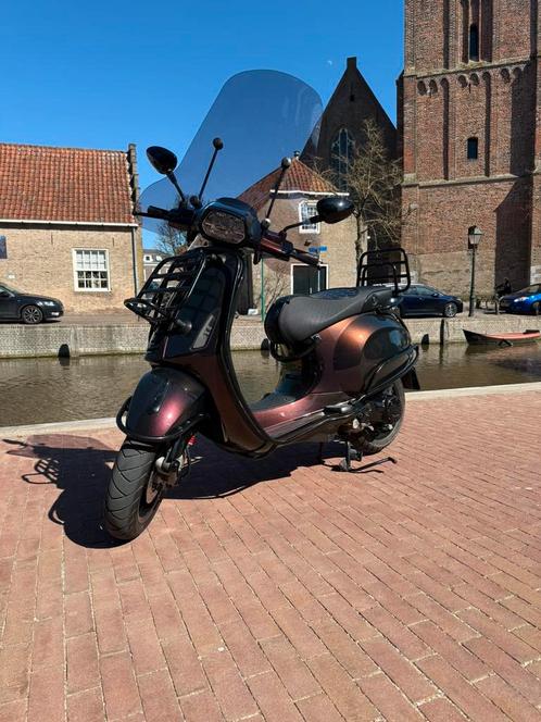 Vespa Sprint | Paint: Kameleon | Slechts 1100 km! | 45km/u, Fietsen en Brommers, Scooters | Vespa, Zo goed als nieuw, Ophalen
