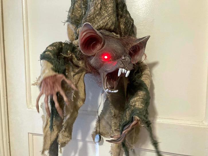 Hangend Halloween monster, beweegt en krijst., Hobby en Vrije tijd, Feestartikelen, Gebruikt, Feestartikel, Halloween of Griezel