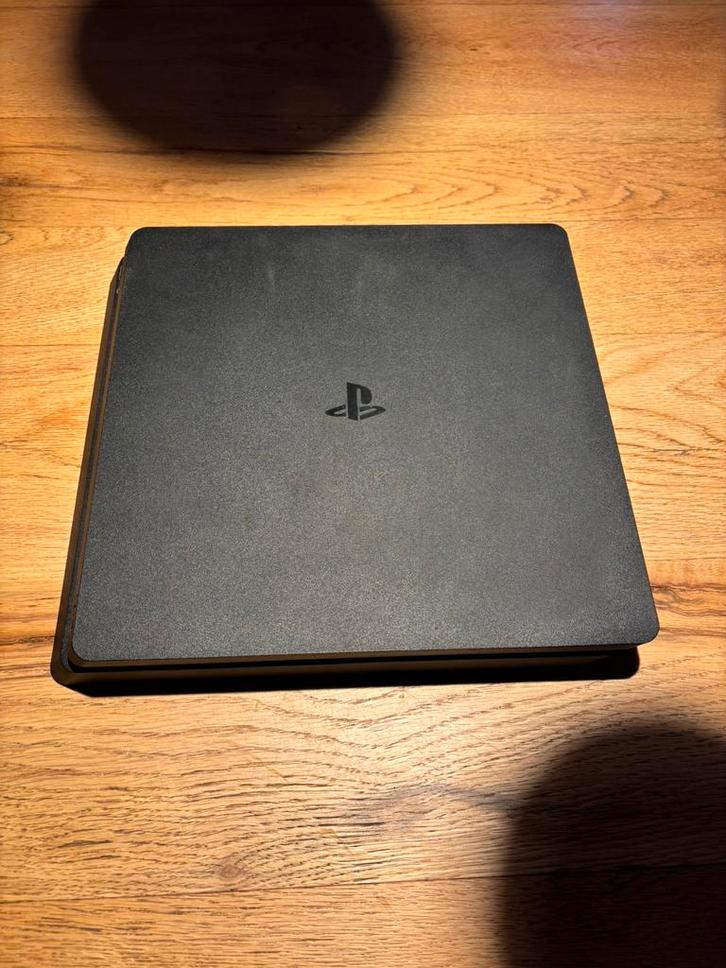PS4 met 4 games en 2 controllers, Spelcomputers en Games, Spelcomputers | Sony PlayStation 4, Zo goed als nieuw, Original, 500 GB