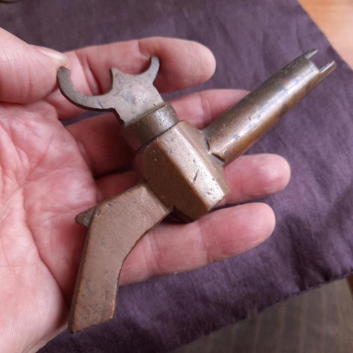 Bodemvondst Friesland Antieke Bronzen Kraan Tapkraan Biervat, Antiek en Kunst, Antiek | Koper en Brons, Verzenden