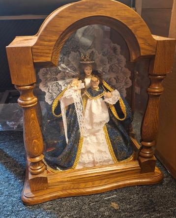 Prachtige glazen vitrine met pop ca 50 cm  beschikbaar voor biedingen
