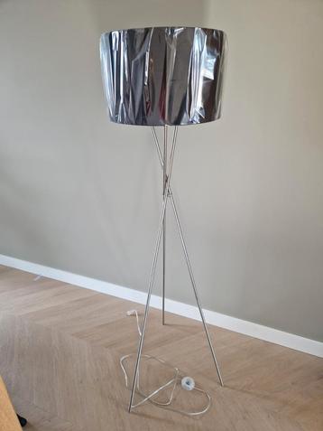 Zeer mooie RVS Eglo Fondachelli vloerlamp beschikbaar voor biedingen