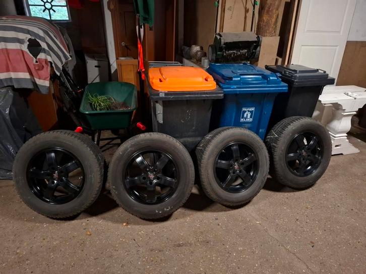 winterbanden nissan qashqai 215/65/R16, Auto-onderdelen, Banden en Velgen, Banden en Velgen, Winterbanden, 16 inch, 215 mm, Personenwagen