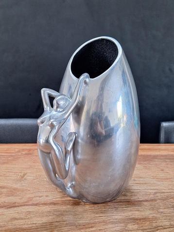 aluminium vaas waterkan pitcher erotische pin-up striptease beschikbaar voor biedingen