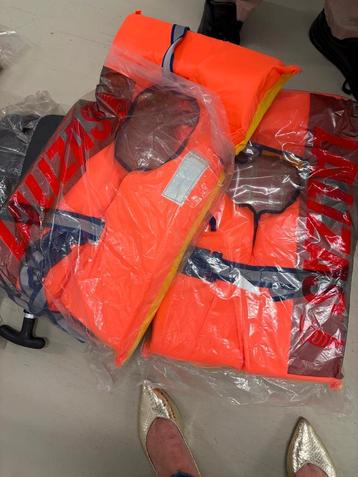 Zwemvesten, toilet, kabel etc voor de sloep beschikbaar voor biedingen