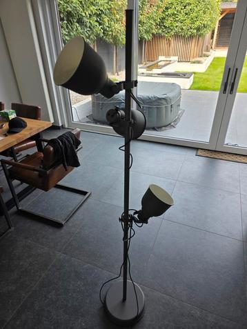 Stijlvolle Vloerlamp met Drie Spots beschikbaar voor biedingen