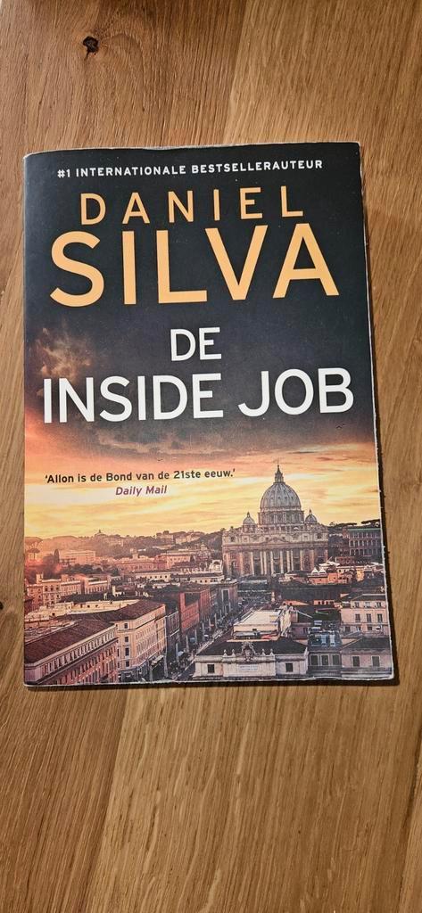 De Inside Job - Daniel Silva, Boeken, Thrillers, Gelezen, Nederland, Ophalen of Verzenden