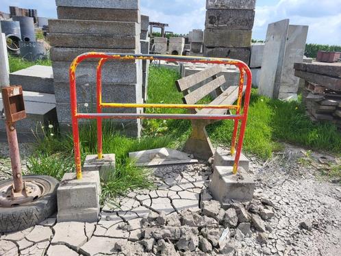 Gebruikte fiets parkeerbeugels op betonvoet, Tuin en Terras, Bielzen en Borders, Gebruikt, Blok, Beton, Minder dan 100 cm, Ophalen