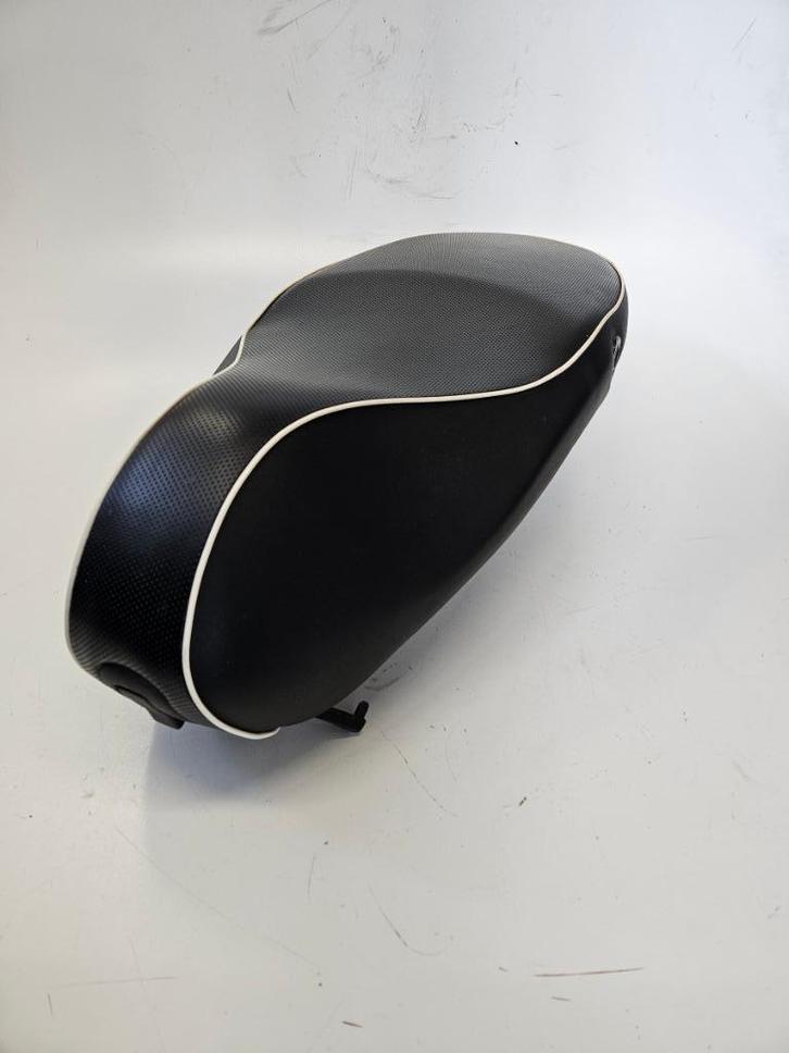 Duo Zadel Vespa Sprint Witte Bies, Fietsen en Brommers, Brommeronderdelen | Scooters, Zo goed als nieuw, Vespa, Zadel, Ophalen of Verzenden