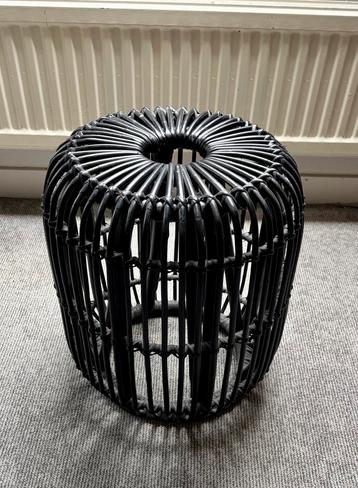 Rotan kruk bijzettafel plantentafel zwart beschikbaar voor biedingen