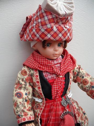 *** Klederdracht Hindeloopen - Klederdrachtpop *** beschikbaar voor biedingen