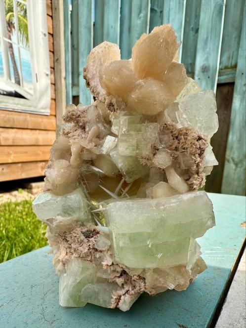 Apofyliet stilbiet met scoleciet en muskoviet, Verzamelen, Mineralen en Fossielen, Mineraal, Ophalen of Verzenden
