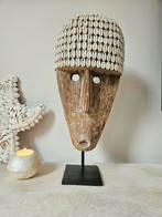 Houten cowrie masker op standaard uit Bali, Nieuw, Ophalen of Verzenden