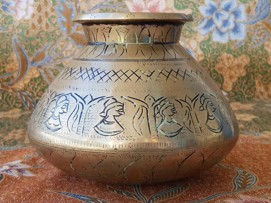 Mooie zware antieke Oosterse kookpot van brons 15,5 cm.