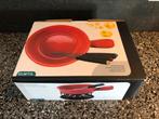 Gusta vierpersoons kaasfondue set rood nieuw in doos, Huis en Inrichting, Keuken | Potten en Pannen, Ophalen, Nieuw, Overige materialen