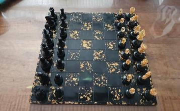 Prachtig schaakspel met gouden accenten beschikbaar voor biedingen