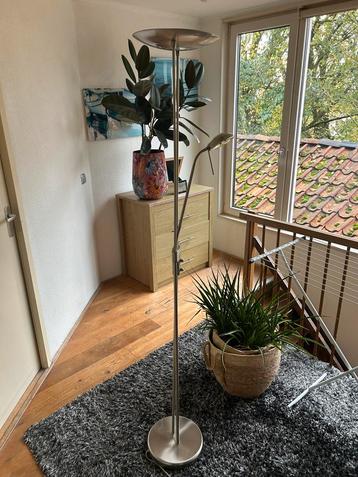 Stijlvolle zilverkleurige vloerlamp beschikbaar voor biedingen