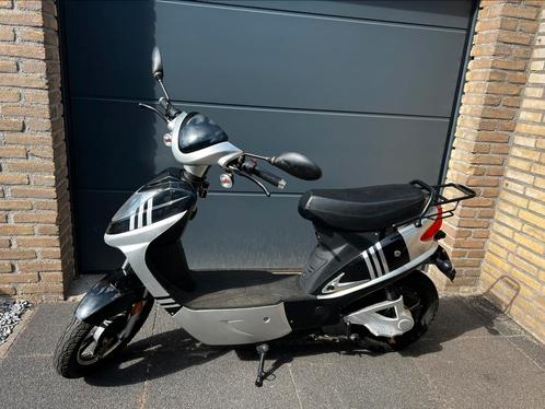 Elektrische scooter, lage km stand, licht in gewicht, Fietsen en Brommers, Snorfietsen en Snorscooters, Zo goed als nieuw, Overige merken