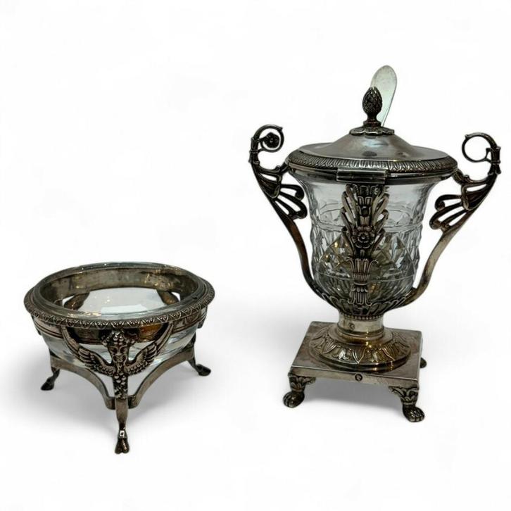 Mosterdpot en zoutschaaltje, beide met zilveren montuur, Antiek en Kunst, Antiek | Goud en Zilver, Zilver, Ophalen of Verzenden