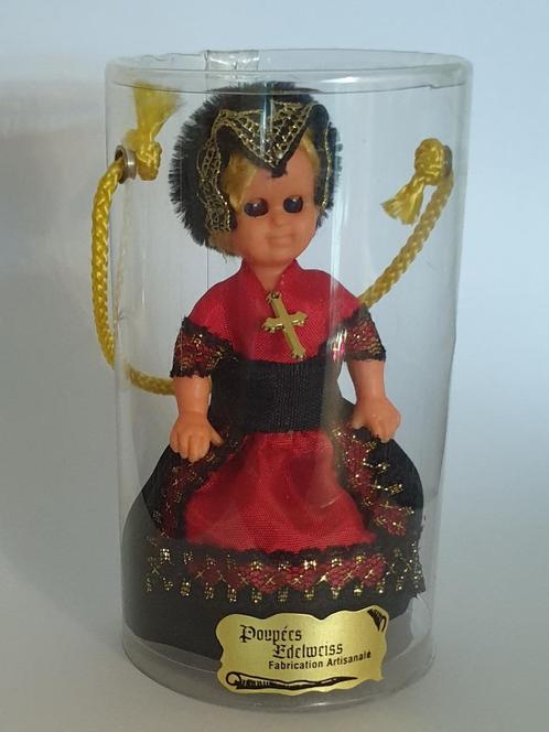 Klederdracht popje met gouden kruisje merk Poupées Edelweiss, Verzamelen, Poppen, Nieuw, Pop, Ophalen of Verzenden