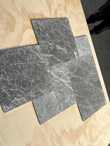 Travertine tegels in romaans verband beschikbaar voor biedingen