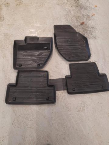 Volvo v40 rubberen mattenset beschikbaar voor biedingen