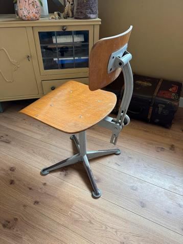 Vintage Schoolstoel Industrieel Design beschikbaar voor biedingen